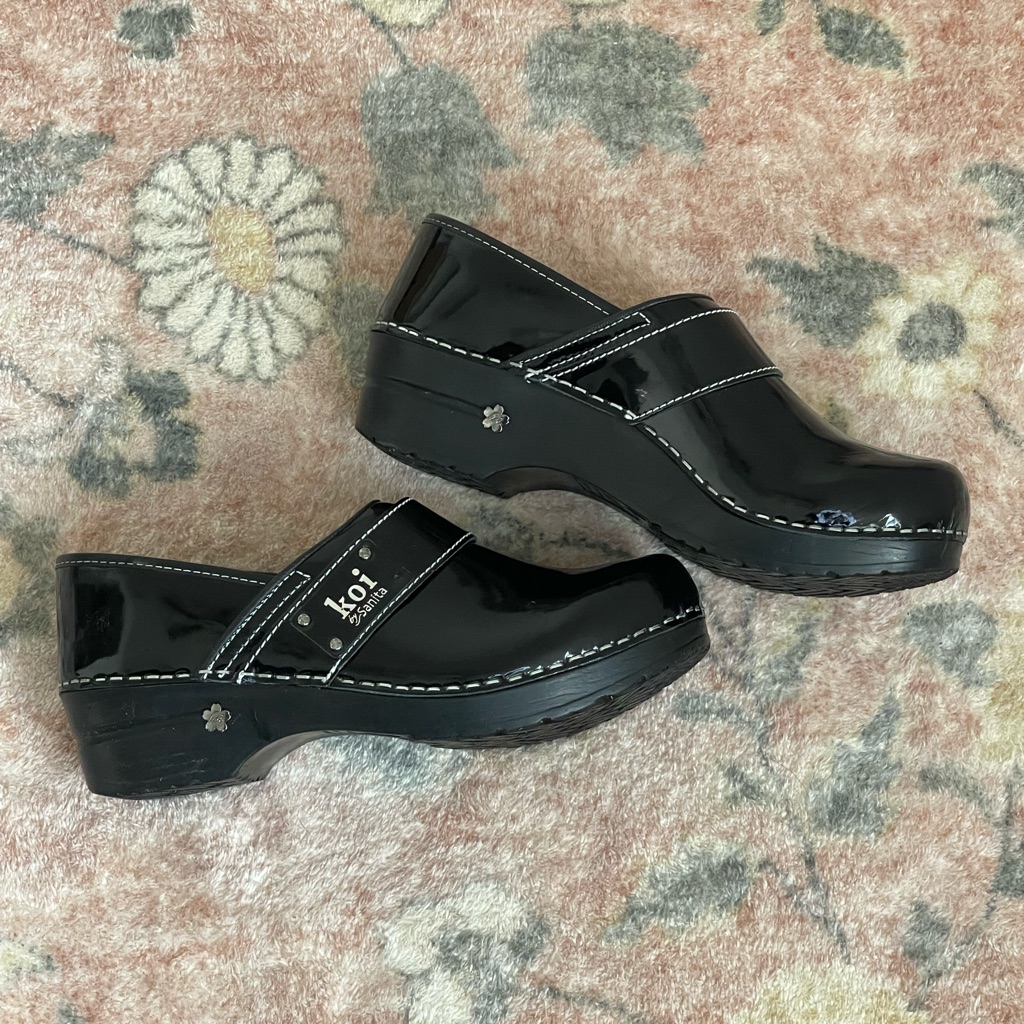 Koi Clogs